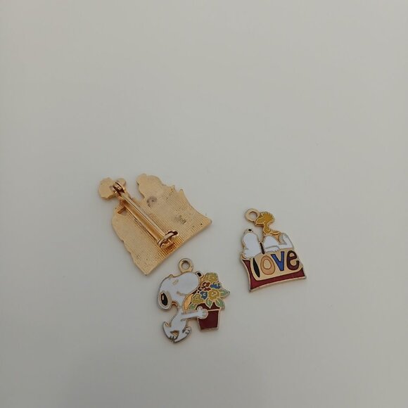 Vintage Snoopy pin and two charms - Picture 4 of 5